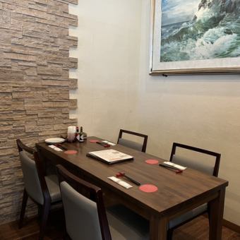 [Semi-private room] Stylish paintings are displayed next to the spacious table seats. Please come and enjoy authentic Italian cuisine in our carefully designed restaurant!