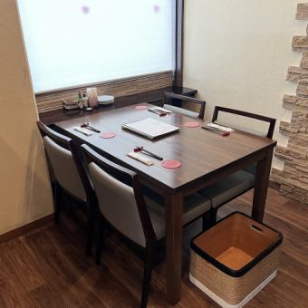 [Semi-private room] The interior is clean and white-themed. We have spacious seats so that you can relax and enjoy your time.There are also large paintings on the walls.Please come and relax and enjoy authentic Italian cuisine.