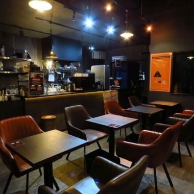 柔らかい照明で、くつろげる雰囲気を醸し出しています。友人との会話や大切な人との特別な時間にぴったりです。テーブル席を完備しており、少人数のご利用やデートなどにもご利用いただけます。席の配置なども変更できるので、大人数や団体様のご利用も可能です。お客様のシーンに合わせてご利用ください♪