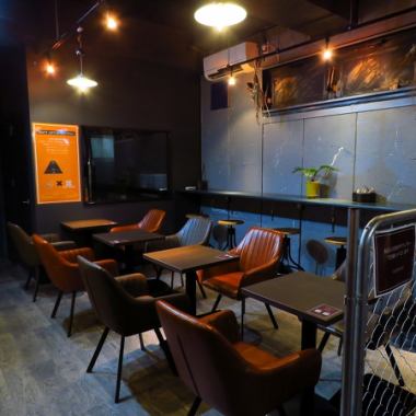 カウンターも完備しております。お気軽に会話をお楽しみください。一人でゆったりと過ごしたい方から、友人との楽しい時間を過ごしたい方まで、幅広いシーンに対応。距離も近くなるので、自然と会話も弾みます。素敵なひと時をお過ごしください。