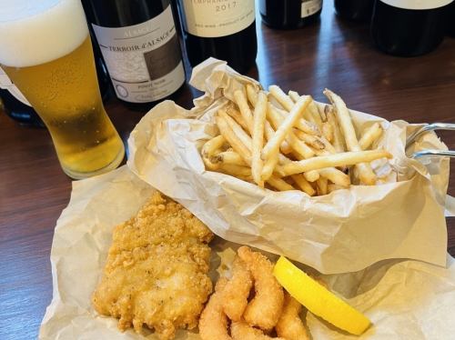 人気のフライ盛り合わせ（フライドチキン・ポップコーンシュリンプ・フライドポテト）、ビールで乾杯！