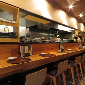 There are 7 seats available at the counter.The seats are perfect for single customers and customers who enjoy dining together.