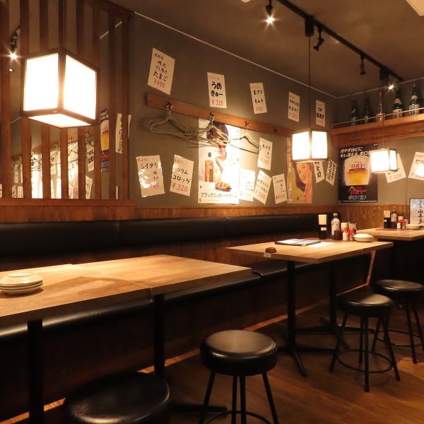家族連れや友人との食事に最適なテーブル席をご用意！店内は広々としており、ゆったりとした時間を過ごせる空間が魅力です。心地よい雰囲気の中で、くつろぎながら美味しい料理とドリンクを堪能してください♪特別な日のお祝いから、普段の食事まで、どんなシーンにもぴったり。ぜひ、お気軽にお越しください！