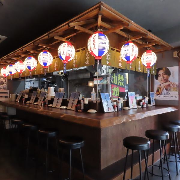 一人や二人での飲みや食事を楽しみたいお客様には、カウンター席がおすすめ！カウンター席ならではの雰囲気を満喫しながら、シェフの料理を間近で見ることができる贅沢な体験が待っています。さらに、シェフとの会話を楽しみながら飲食することもでき、一人で楽しい時間を過ごすことが出来ます♪