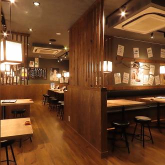 【テーブル席　2×3】2人掛けのテーブル席は、恋人とのデートや友人との食事などにぴったりです♪店内は広々としており、ゆったりした時間を過ごすことが出来ます。