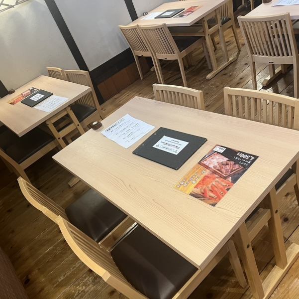 綺麗な店内は、落ち着いた雰囲気でゆっくりお食事をお楽しみいただけます。テーブル席は、ゆっくりと食事を楽しむことができる空間です。