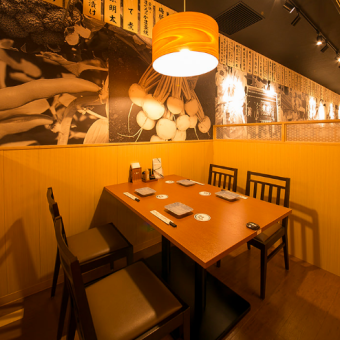 Many tables for 4 to 6 people are available.You can enjoy your meal in a relaxed space.