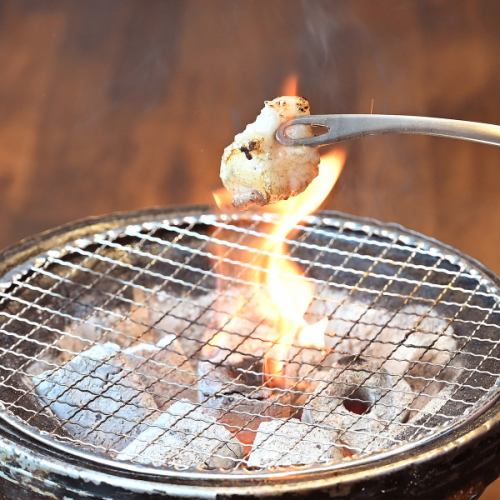 七輪で焼く炭火焼きスタイルの焼肉