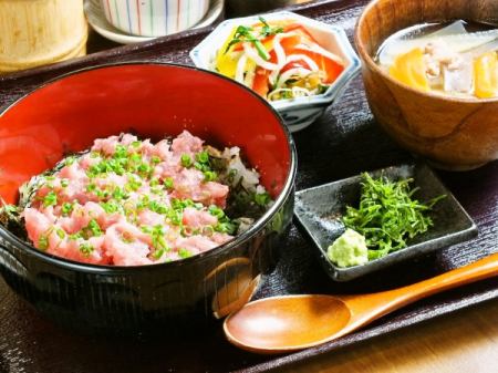 [Benefits only available on weekdays!!] 600 yen for a small bowl set meal where you can choose 3 items from about 15 types of small bowls♪