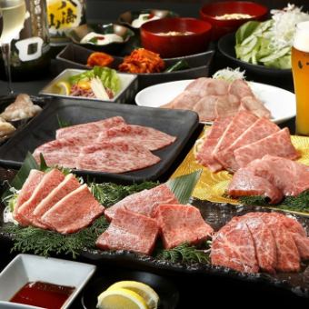 【7,000日圓（含稅）套餐】生魚片、烤沙朗牛排、特選和牛拼盤等10道菜品