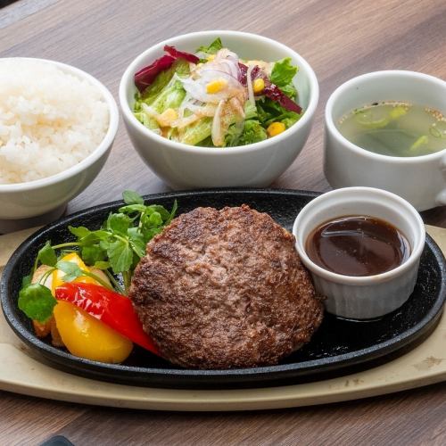 和牛を使った肉汁溢れる自家製ハンバーグ！ランチ限定♪