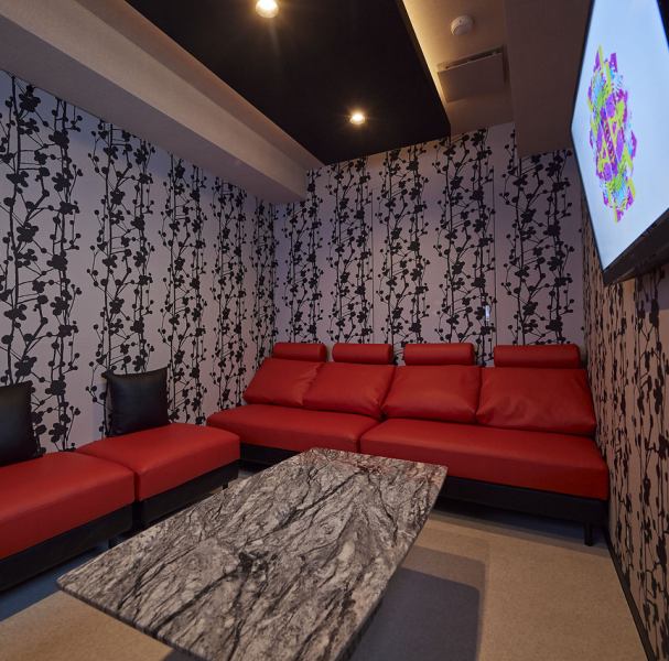 カラオケ専用ルーム5部屋、ダーツ＆カラオケルーム3部屋、パーティールーム1部屋、カラオケ全9部屋ご用意しております！室料＆アルコール飲み放題込みでお一人様30分800円！！その他ソフトドリンク飲み放題や1ドリンク制もございます！ご友人とのご利用や、2次会利用にピッタリです！お得な飲み放題プランがおススメです☆