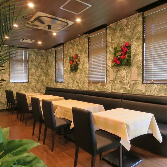 A stylish space that evokes the feeling of Hawaii.A luxurious date to enjoy with your pet