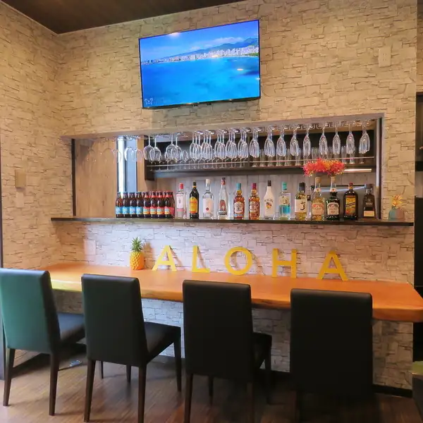 A sophisticated adult space reminiscent of a relaxed beach bar in Hawaii.This is a prime spot, perfect for a quick drink alone or a date.Enjoy the immersive experience of watching your drinks being made right in front of you, while relaxing and enjoying authentic Hawaiian cocktails and Kona beer.This is a special, prime seat where you can enjoy lively conversations with the staff.