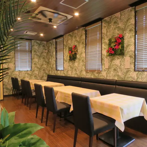 The bright interior, which exudes the warmth of Hawaii, offers 14 tables that seat two people each.We offer not only layout changes but also the option to rent out the entire store.We can accommodate a wide range of occasions, from small girls' nights out to large parties and family gatherings.You can enjoy our famous loco moco and pancakes in a lively atmosphere with friends and family.