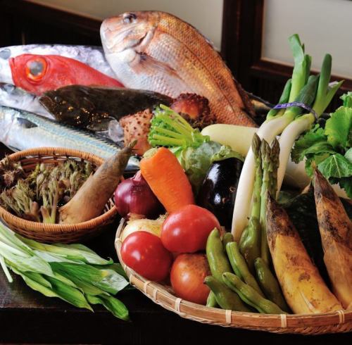 We offer a wide variety of Tohoku seasonal dishes such as Sendai miso and sashimi.