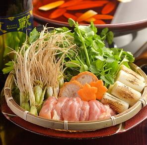 我们最受欢迎的套餐：【秋季风味！推荐日式水芹菜火锅套餐】6,600日元，包含7道菜品和15种当地酒，120分钟无限畅饮
