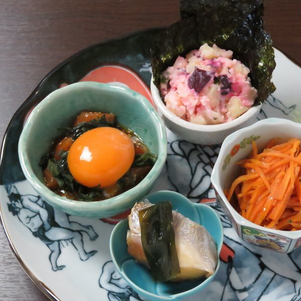 【カウンターにズラリと並ぶ!】味わい豊かなお酒に合うおばんざい
