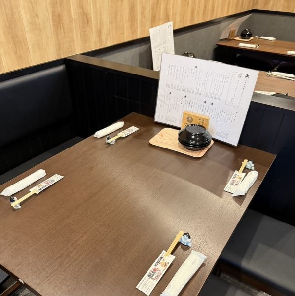 店内は和モダンを基調としながら、相撲文化を感じる装飾で非日常感を演出◎アクセスは地元の方にとって気軽で便利な立地にあり、提灯の明かりが温もりを与える特徴的な空間です♪テーブルごとの提灯と調光可能なライトが温かみを加え、リラックスしながら食事を楽しめます!