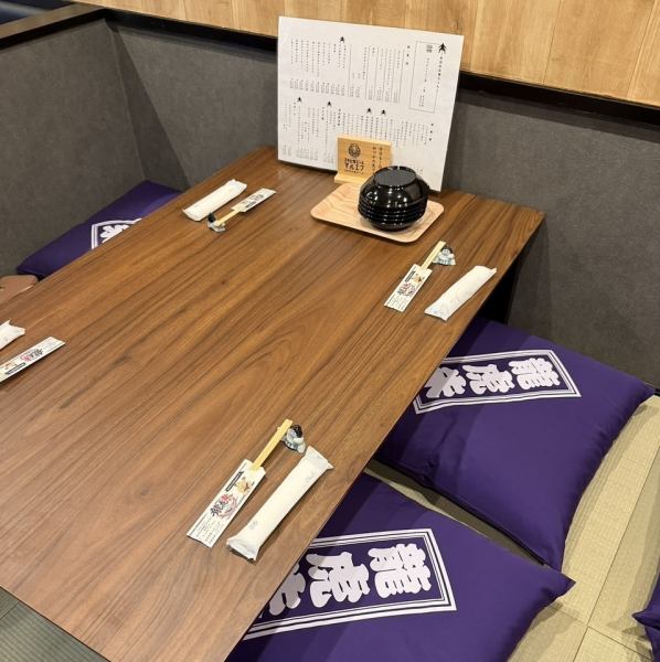 小上がりの座敷席は、足を伸ばしリラックスできる造りで、お子様ずれでも過ごしやすい空間◎温かみのある照明が場をさらに引き立て地元の方々の集まりや仕事仲間との親睦会など、幅広いシーンに対応できるよう、配席も柔軟にアレンジ可能です◎心地よい時間をお届け!明るいスタッフが笑顔で皆様をお待ちしております!