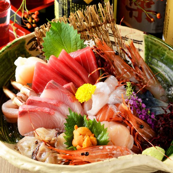 名物【お刺身７種盛り】は海を味わう最高の逸品です。厳選した本物だけをご提供させて頂きます。