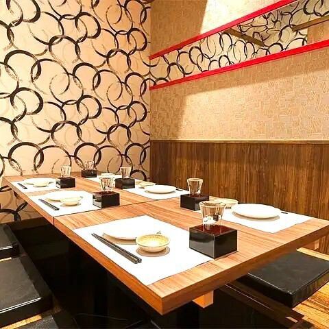 2名～170名様まで少人数から大人数まで気兼ねなくご宴会をお楽しみいただける個室を各種ご用意！喫煙可能！照明が優しく照らすシックで落ち着いた雰囲気は、宴会や接待におすすめです！プライベート空間でお過ごしいただけます。　　　　　　　　　　　　　　　　　　　　【#友人・知人と #家族・子供と #デート #一人で】