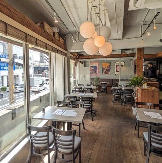 The calming grey interior and high ceilings create a relaxing space where you can feel at ease. In addition to spacious table seating, there are also counter seats available for those dining alone.By adding a partition, it can be made into a semi-private room, making it perfect for dates or entertaining guests!