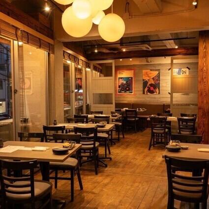We are particular about being able to change the atmosphere to suit the scene by adjusting the lighting and background music depending on the time of day.We can create a space that is suitable for any occasion, from private use such as dates and business entertainment to large banquets. We can also accommodate semi-private rooms or rent out the entire restaurant, so please feel free to contact us.