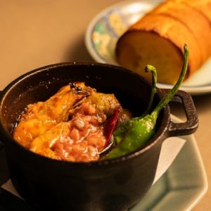 ソフトシェルシュリンプと酒盗のアヒージョ