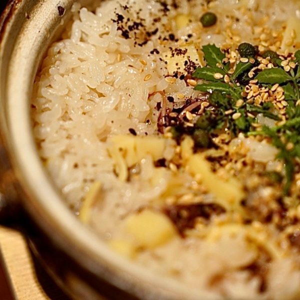 "Clay pot rice" using plenty of seasonal ingredients, the owner's special dish