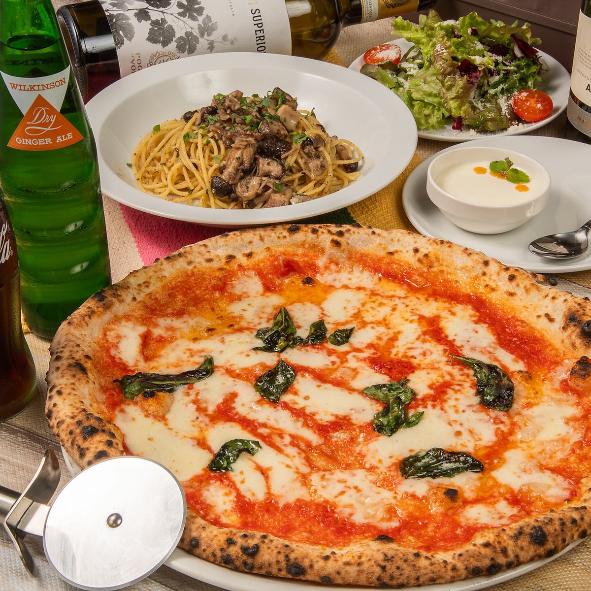 장작 가마에서 굽는 나폴리 피자 전문점.세련되고 차분한 분위기는 축하 장면에도 최적.