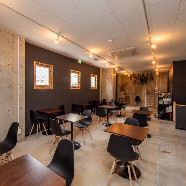[Suitable for various occasions] We have 4 counter seats and 10 tables for 2 people.Tables can be connected to each other, and if you wish to reserve the space, we can accommodate a wide range of groups from small to large groups, from 15 to a maximum of 26 people.