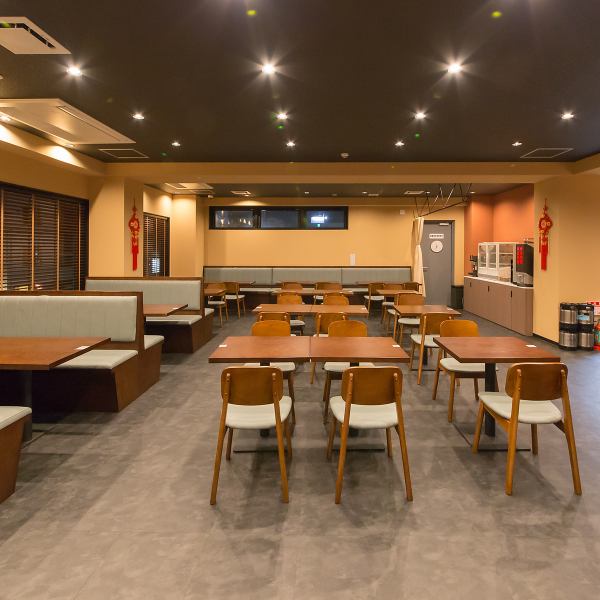 店内は温かみのある照明と落ち着いたインテリアに包まれ、ゆったりと過ごせる心地よい雰囲気が魅力です。30名以上での貸切利用が可能で、歓送迎会や記念パーティー、企業の懇親会など、さまざまなシーンに柔軟に対応できます。周囲を気にせず楽しめるプライベート空間で、特別な時間をお過ごしいただけます。