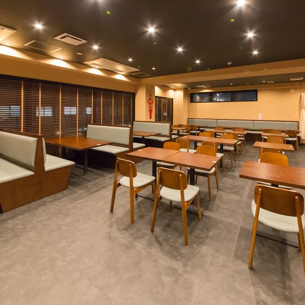 当店はホテルの2階に位置し、静かで落ち着いた雰囲気が広がる上質な空間です。館内ならではの安心感があり、ご家族でのご利用や小さなお子さま連れでも気兼ねなくお過ごしいただけます。ゆったりとした時間が流れる中で、くつろぎながら食事を楽しめる心地よいお店です。