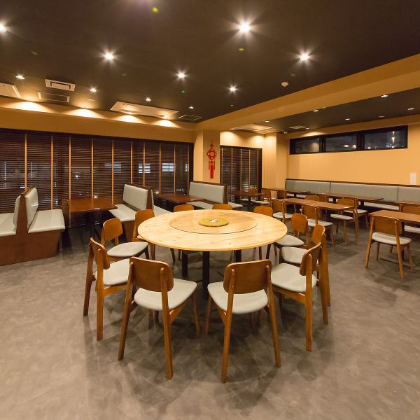 店内には存在感のある大きな円卓が配置されており、本場さながらの雰囲気を味わえる活気ある空間が魅力です。仲間や家族で料理を囲みながら楽しめるほか、昼飲みも大歓迎。ランチ利用にも最適で、気軽に立ち寄れる温かみのあるお店です。