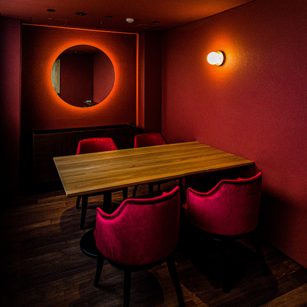 [RED ROOM] 的開放空間和露天露台座位很有吸引力，但它也有私人房間座位。它可用於各種場合，例如與親人約會和娛樂。請隨時預約。（有包房費）