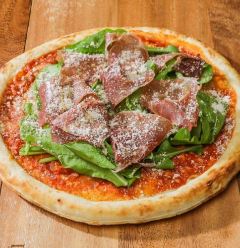 Prosciutto and arugula pizza