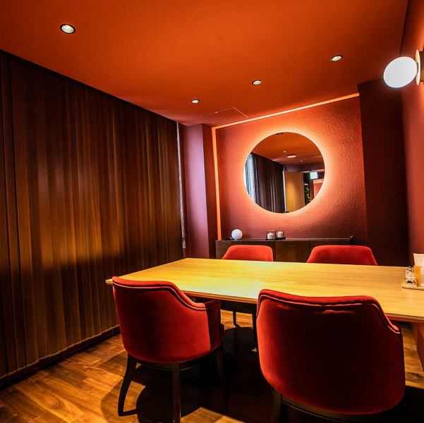 【RED ROOM 레드 룸】은 개방적인 공간, 오픈 에어인 테라스석이 매력입니다만, 개인실의 자리도 완비하고 있습니다.소중한 사람과의 데이트나 접대 등 폭넓은 씬으로 이용하실 수 있습니다.부담없이 예약하십시오.(개인실 요금 포함)