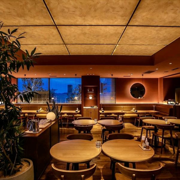 【RED ROOM レッドルーム】は高崎では珍しいルーフトップのレストラン。テラスから見える景色は、昼は開放的な青空を、夜は幻想的な夜空を演出してくれます。天候次第では星空の下でのお食事もお楽しみいただけます。