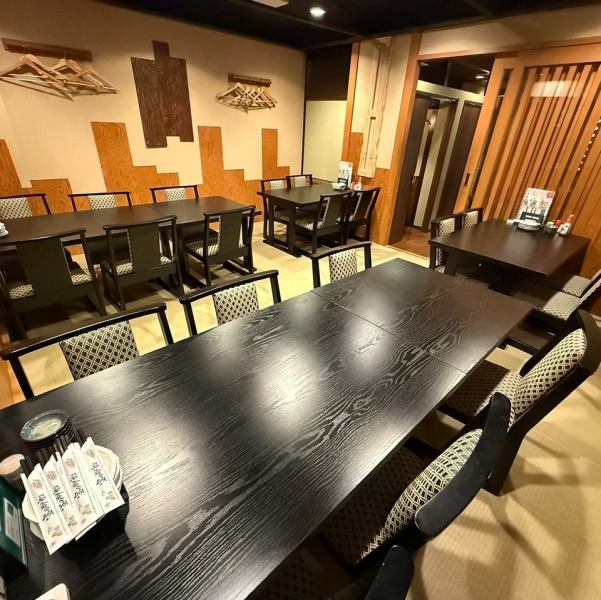 完全個室のお座敷テーブル席。周りを気にせずにゆっくりとお過ごし頂けます。足腰に優しいお席となっております。最大20名様収容可能です。