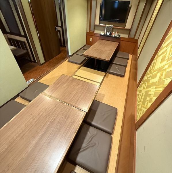 雰囲気自慢の掘り炬燵個室。最大12名様収容可能です。