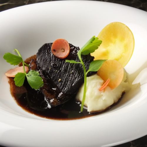Beef cheek meat boiled in red wine