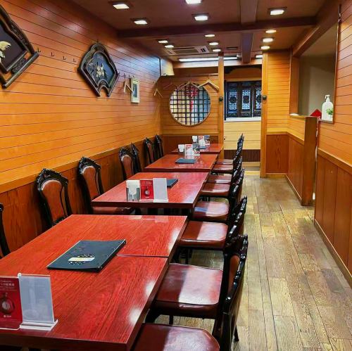 【2樓】可滿足商務、私人等各種場合的需求,從2人到多人,我們將根據人數為您安排桌席。最多可預訂28人。