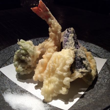 Various types of tempura (pumpkin / sweet potato / eggplant / lotus root / maitake mushroom / king trumpet / avocado / okra / prawn etc.)