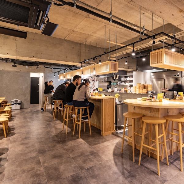 店内和厨房都很宽敞，从柜台上可以看到烹饪过程，是一个视觉享受的空间。我们也推荐您一个人在吧台喝酒！桌子最多可容纳20人。