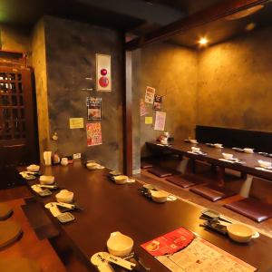 半個室のお座敷席はデートやご友人、ご家族とのお食事など様々なシーンにお使い頂けます。是非ゆったりとお食事をお楽しみ下さいませ。