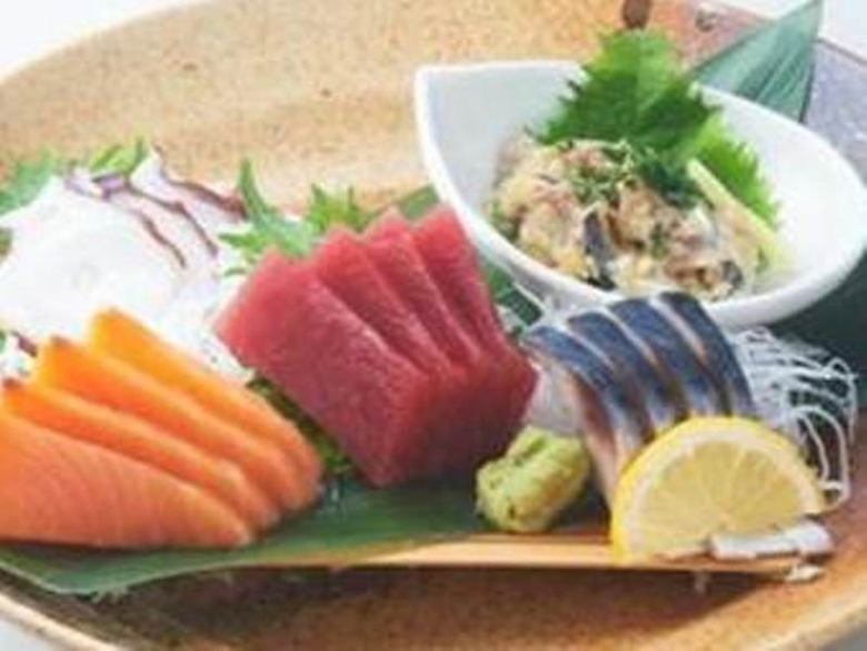 Assortment of five pieces of sashimi, two pieces