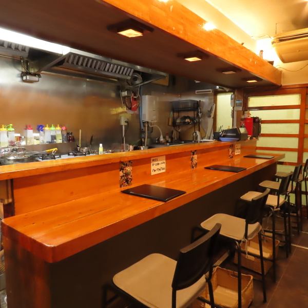 【カウンター席】ライブ感満点のカウンター席は、絶妙なタイミングでお食事やお飲物をご提供させて頂きます！人気のカウンター席は横並びに座れるのでデートにもピッタリです。スタッフと会話を楽しむのも良し！1人でしっぽり飲むのも良し！