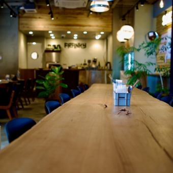 幅広いシーンに最適なテーブルのお席は各種ご宴会にもぴったり。開放的な空間でお食事をお楽しみください♪