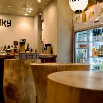 カウンター席のほか立ち飲み席もございます。フレンドリーな雰囲気でカジュアルにお酒をお楽しみください♪